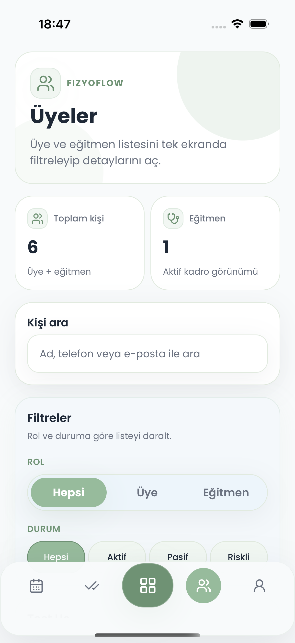 FizyoFlow Klinik rolünde Kişi yönetimi ekranı: Danışan ve uzman kayıtlarını filtreleyerek takip